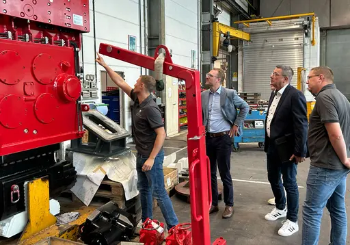 Innovative Technologien im Tiefbau: Landrat Dr. Jens Mischak besucht terra infrastructure in Alsfeld 